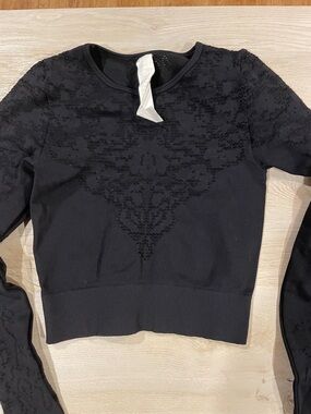 Fabletics Black Lace-Texture Long Sleeve Women's Crop Active Top